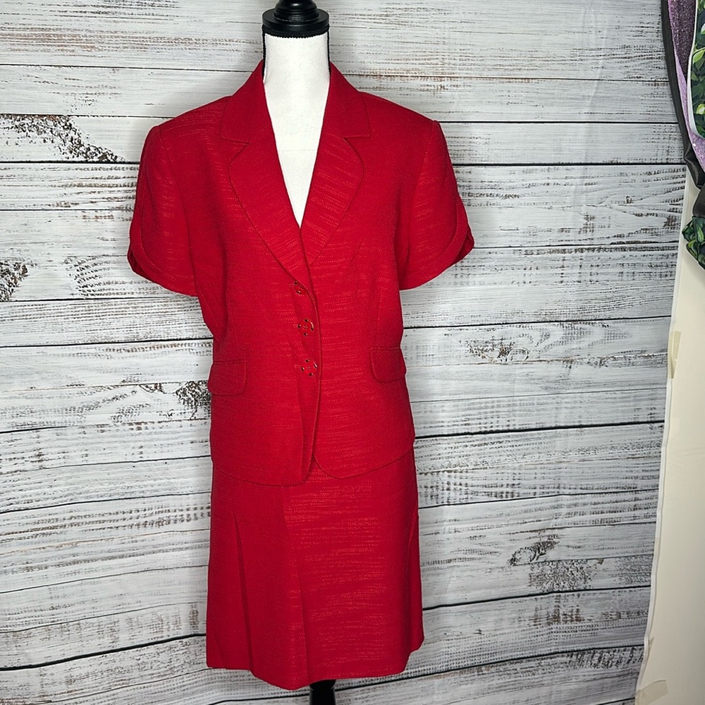 Tahari 2-piece Red Skirt Suite 16 petite in Red